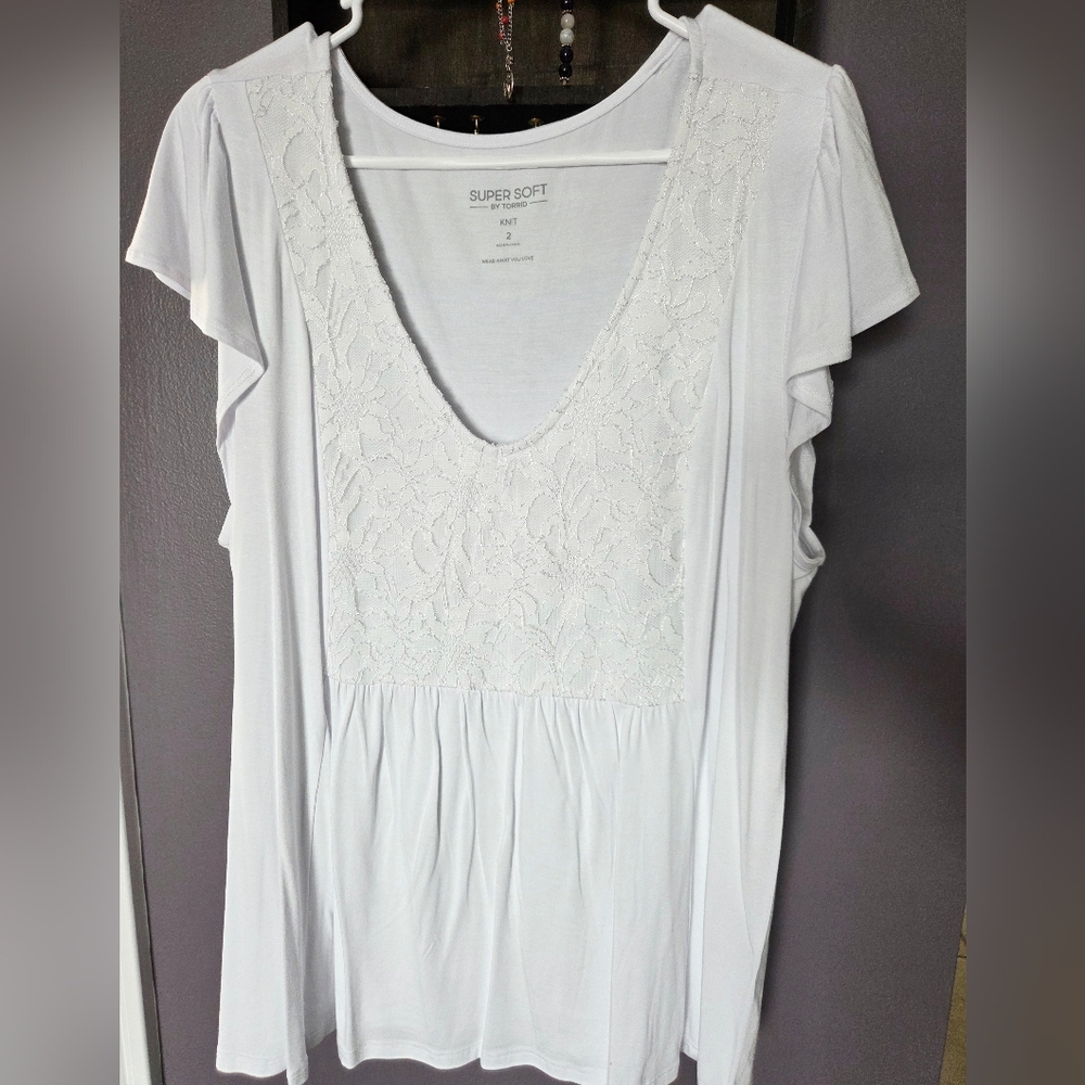 Torrid Super Soft White Lace Babydoll Tee – Size 2